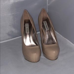 BCBG platform heel